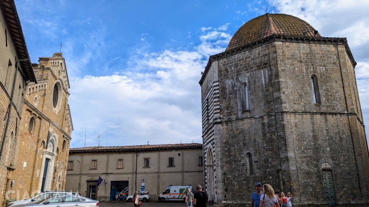 Baptisteriul este vizavi de Dom.