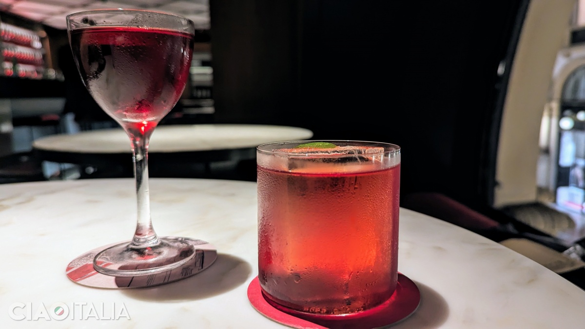 Dacă te oprești la Camparino, încearcă cocktailurile pe bază de Campari.