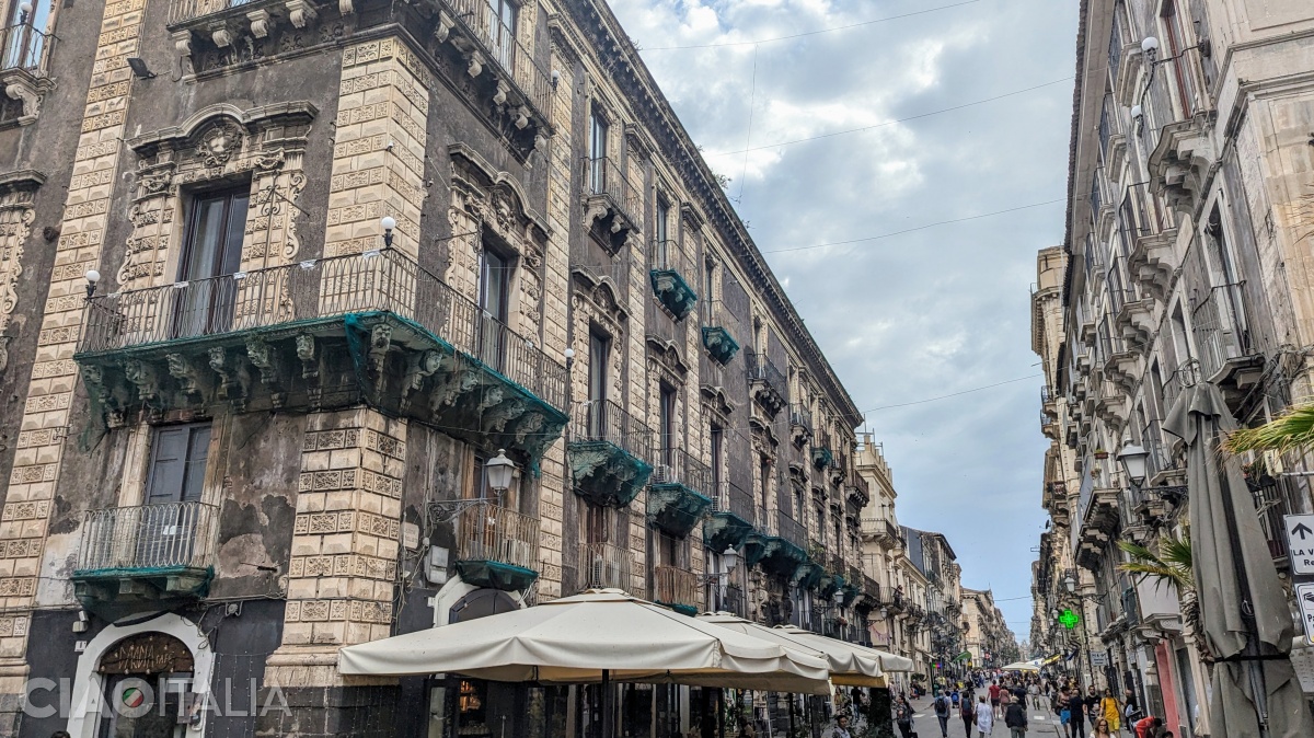 Palazzo Pardo (stânga). Observă mascaroanele care susțin balconul de pe colț.