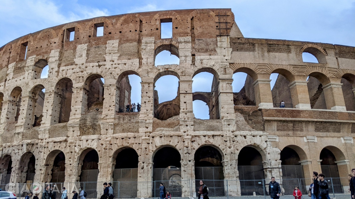 În ciuda legendei, găurile din Colosseum se datorează cel mai probabil elementelor metalice folosite la construcție.