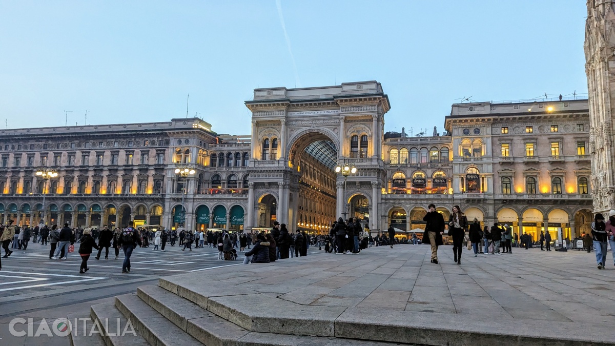 Intrarea monumentală în Galleria Vittorio Emanuele II.