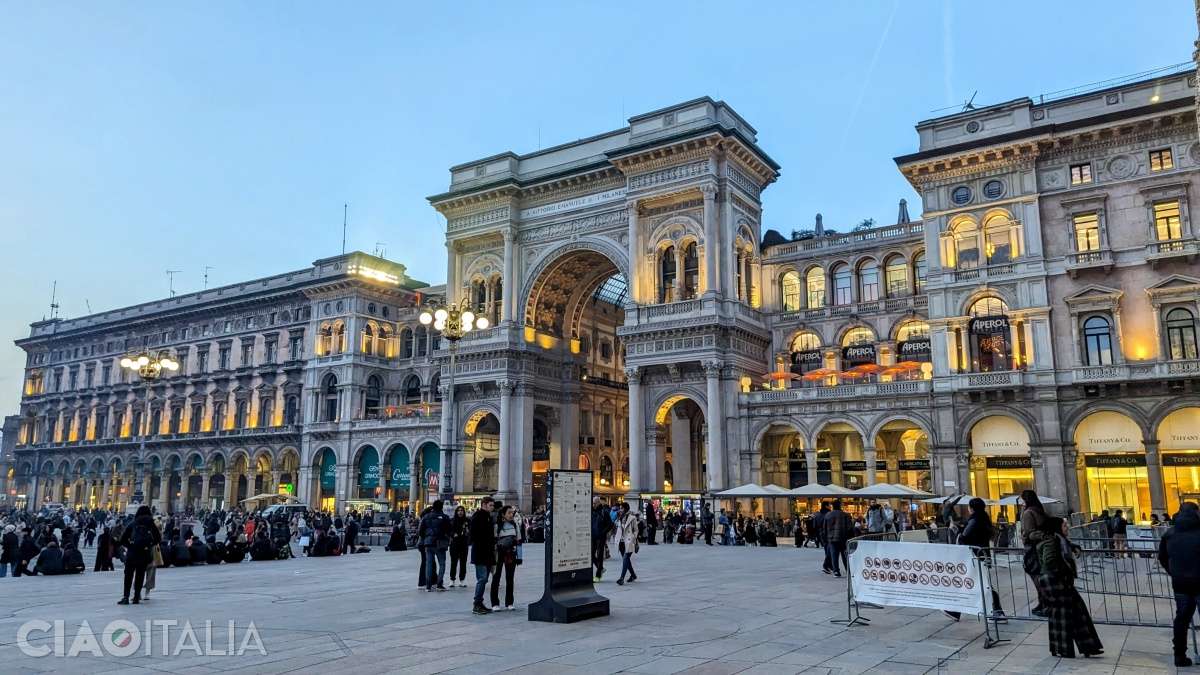 Intrarea monumentală în Galleria Vittorio Emanuele II dinspre Piazza del Duomo