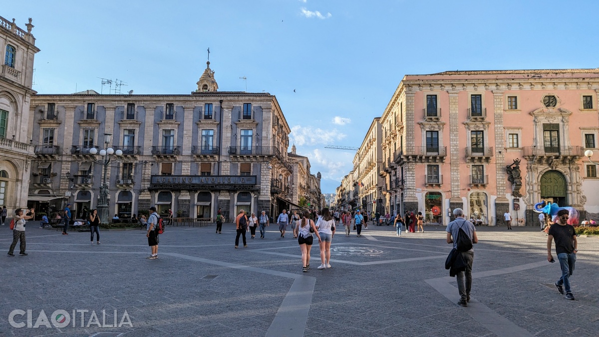 În Palazzo Gioeni d’Angiò (dreapta) a fost găzduit Goethe.