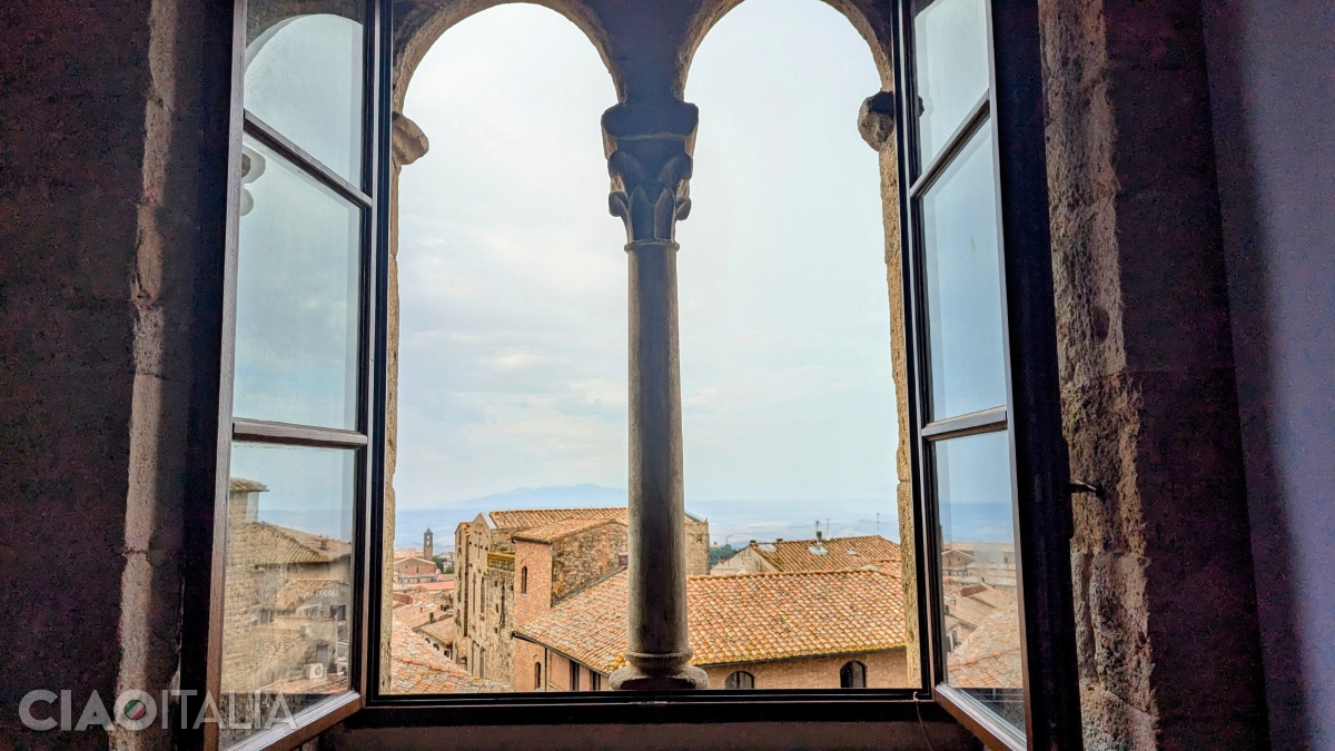 Vederea din Palazzo dei Priori către Biserica San Francesco