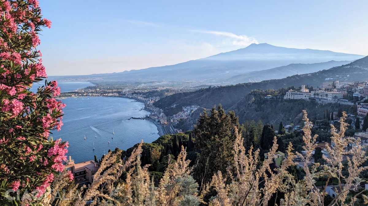 Vederea către Taormina și Muntele Etna