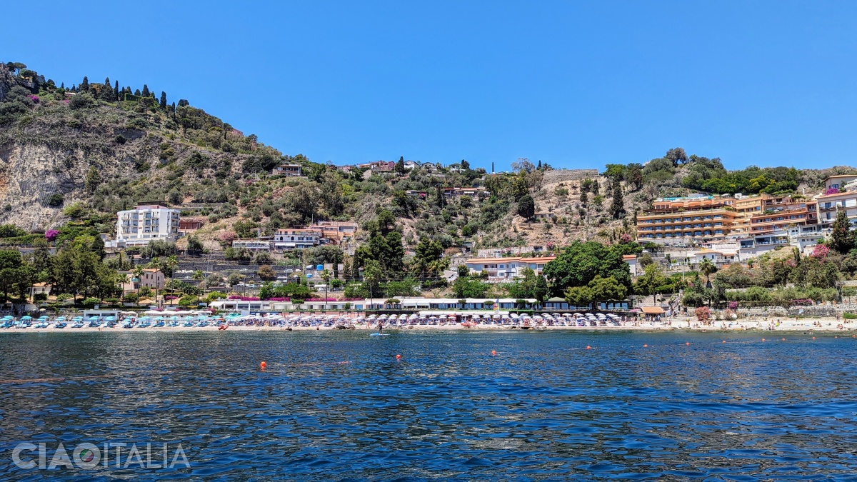 Taormina văzută dinspre Isola Bella, de pe mare