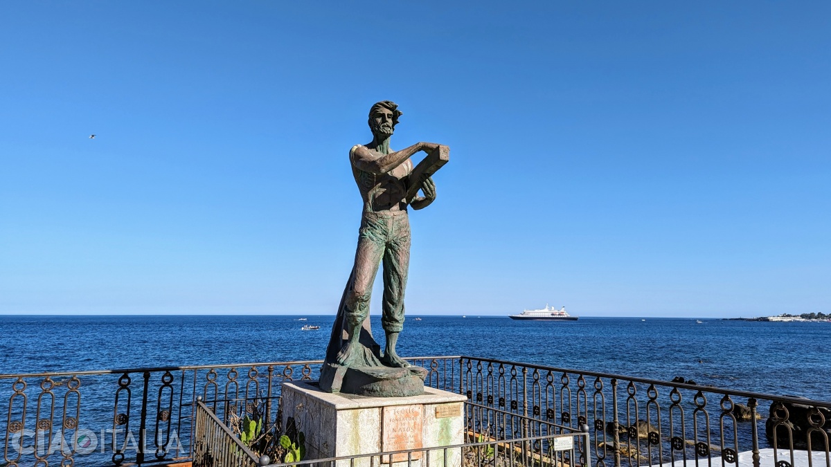 Statuia lui Theocles se află în partea de nord a stațiunii.