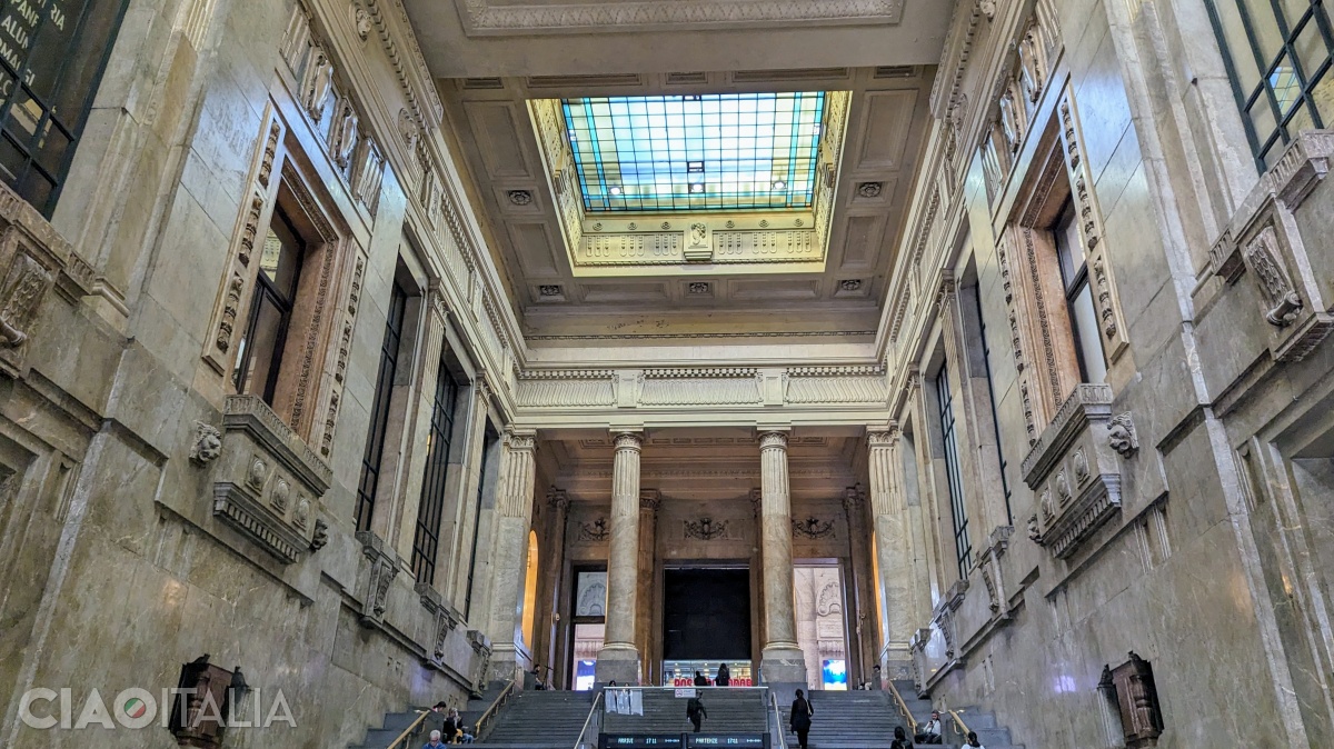 Stazione Centrale este cea mai importantă gară din Milano.