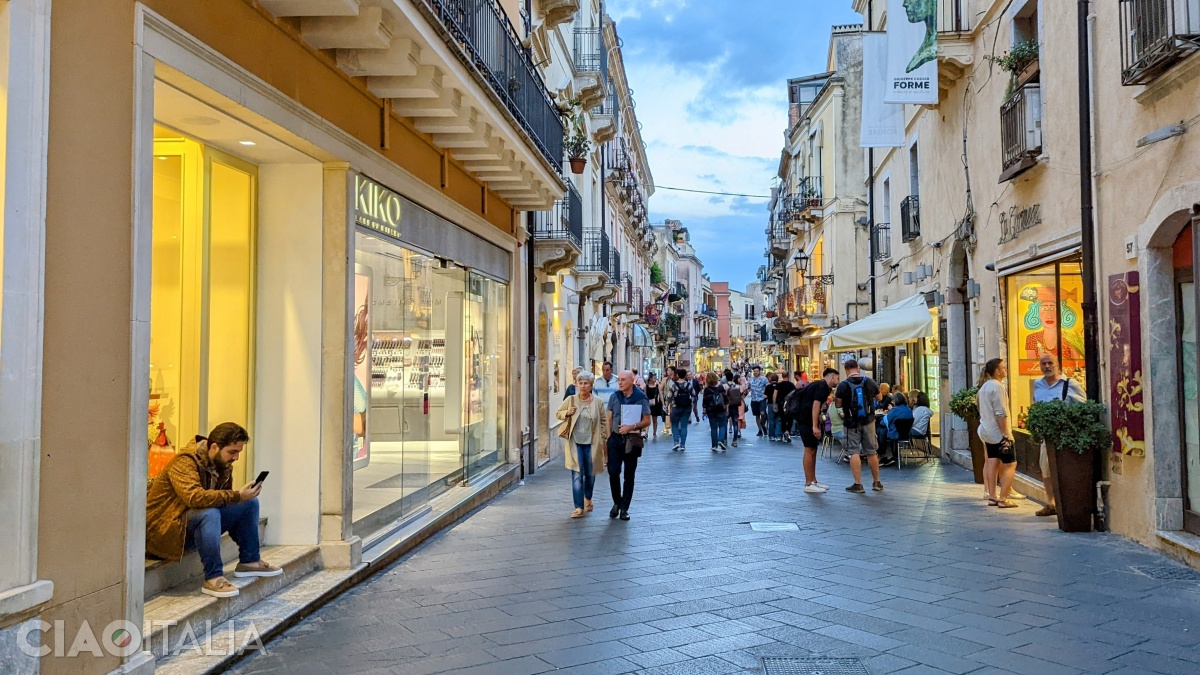 Corso Umberto I este mărginit de magazine și localuri.