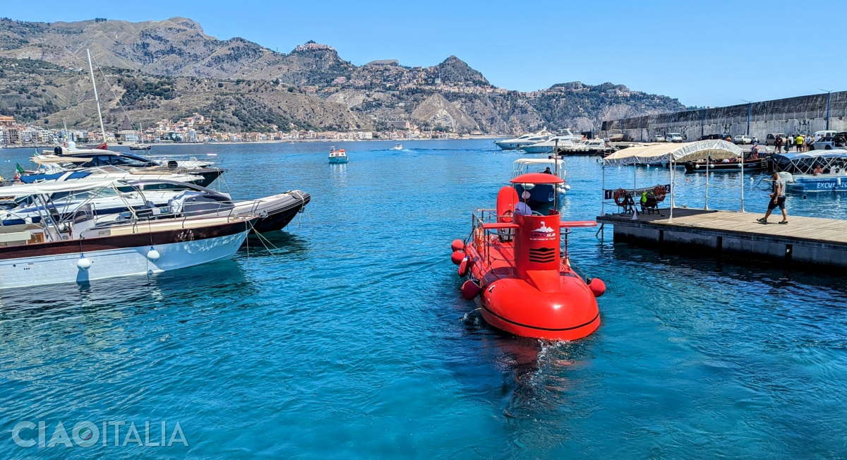 Cei mai aventuroși pot rezerva o experiență cu un submarin.