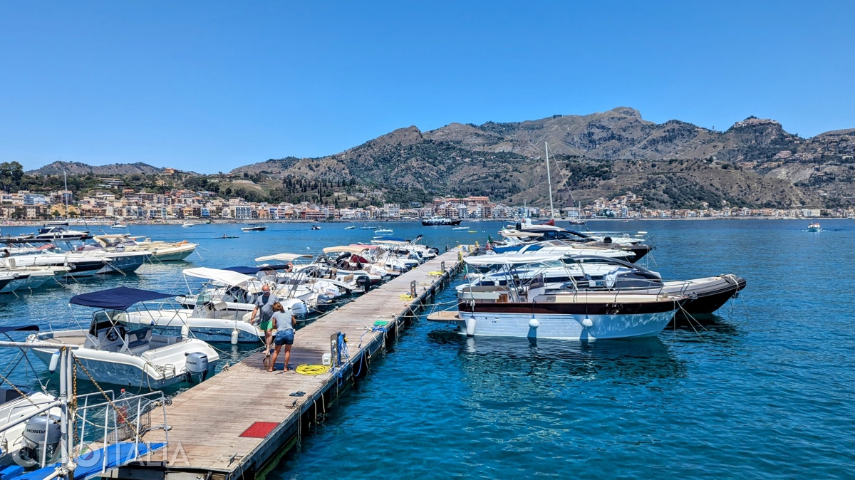 Cele mai multe excursii spre Grotta Azzurra pornesc din portul din Giardini Naxos.