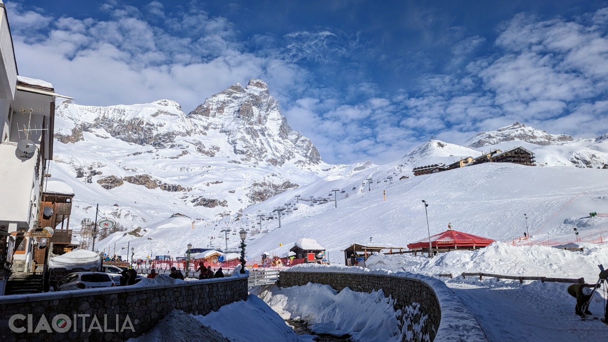 Masivul Matterhorn se înalță deasupra stațiunii Cervinia.