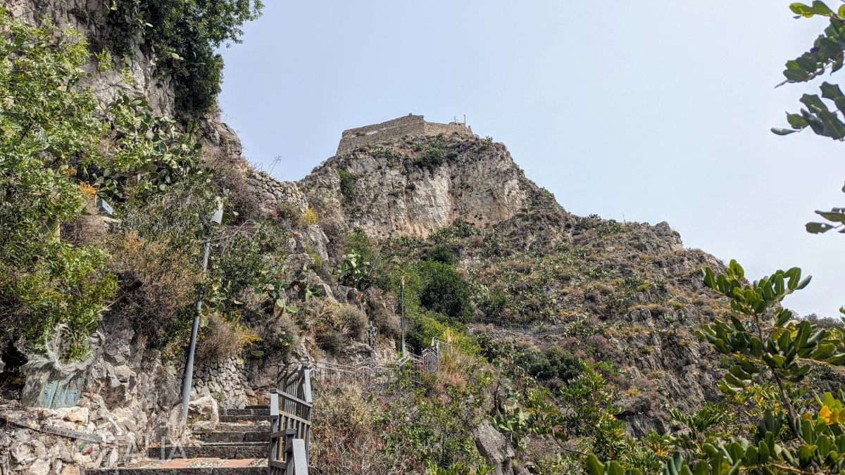 Castelul din Taormina este situat pe o stâncă, la aproximativ 400m înălțime.