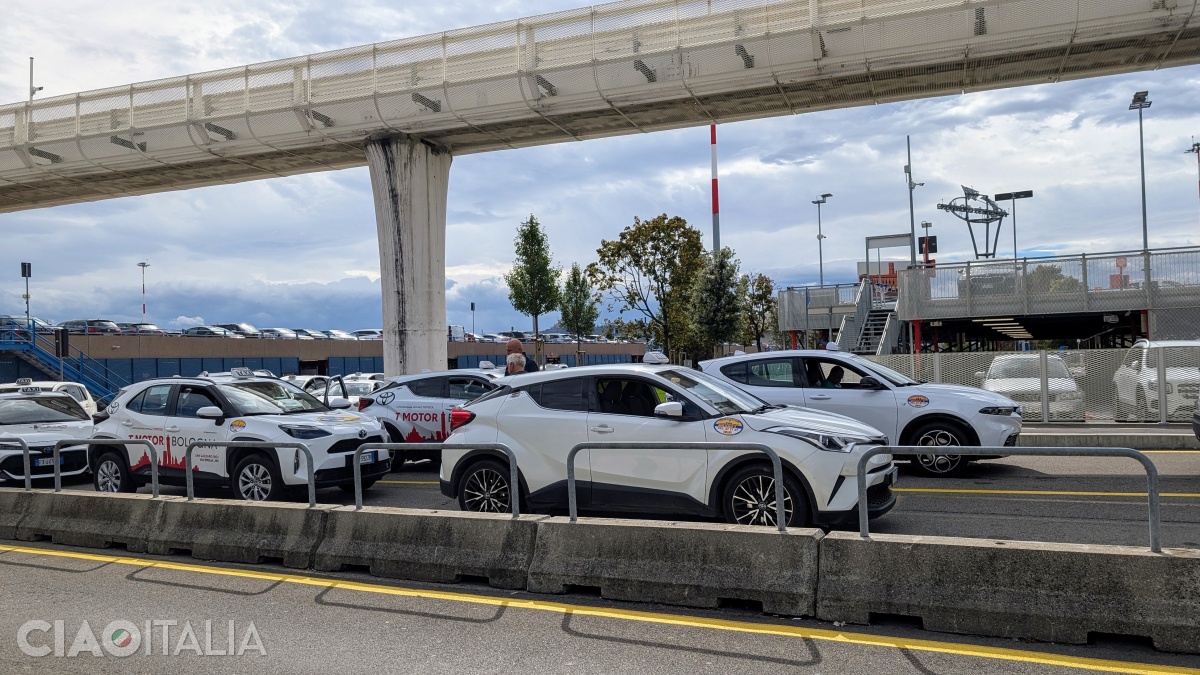 Taxiuri în Bologna (deasupra se vede linia trenulețului Marconi Express).