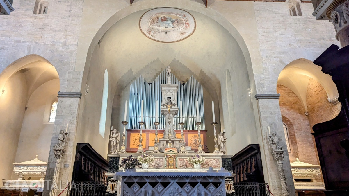 Ciboriul de pe altar este opera lui Mino da Fiesole, din sec. al XV-lea.