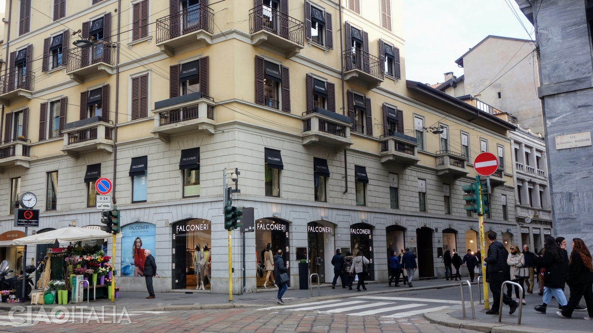 Intersecția dintre Via Manzoni și Via Monte Napoleone