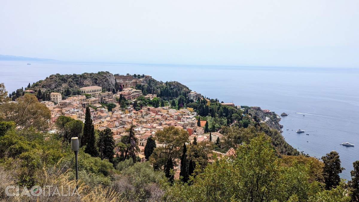 Vederea către Taormina de la Sanctuarul Madonna della Rocca