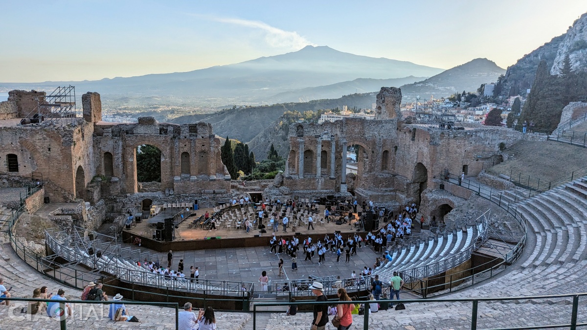 Teatrul antic din Taormina are o vedere spectaculoasă.