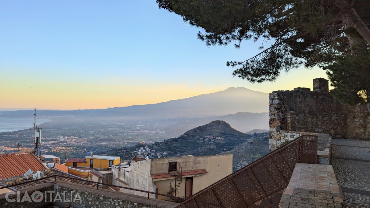 Vederea spre Muntele Etna