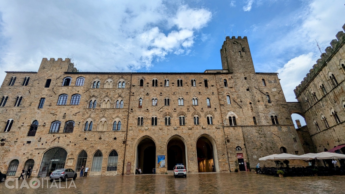 Palazzo Pretorio este vizavi de Palazzo dei Priori.