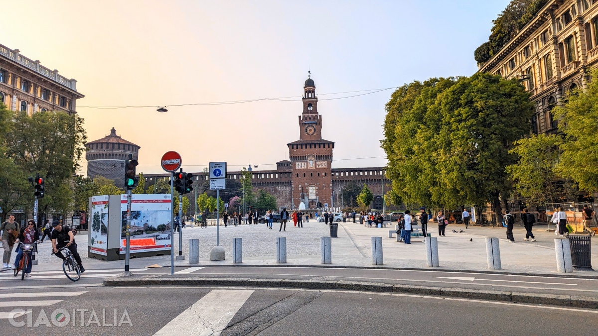 Castelul Sforzesco se află în Piazza Castello.