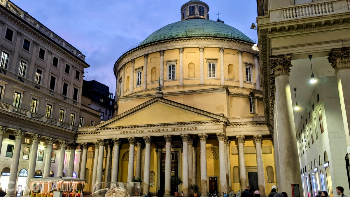 Arhitectura Bazilicii San Carlo in Corso este inspirată de Pantheonul din Roma.