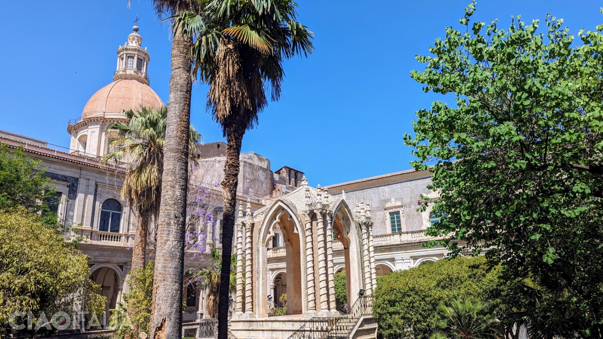 Chiostro di Levante, cu frumusul "caffeaos" în centru