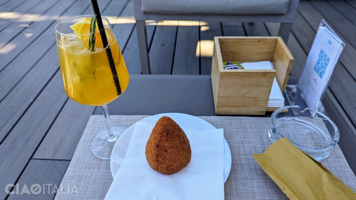 Un arancino și un spritz sicilian la Bar La Plage