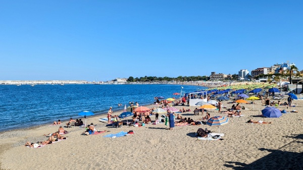 Stațiunea Giardini Naxos de lângă Taormina